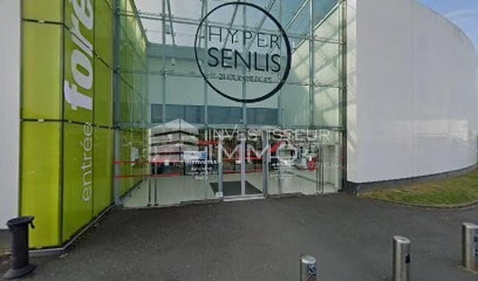 Retail in Senlis to rent - Building Photo - Image 2 of 4