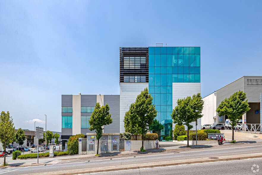 Carrer de Colom, 408, Terrassa, Barcelona to rent - Primary Photo - Image 1 of 3