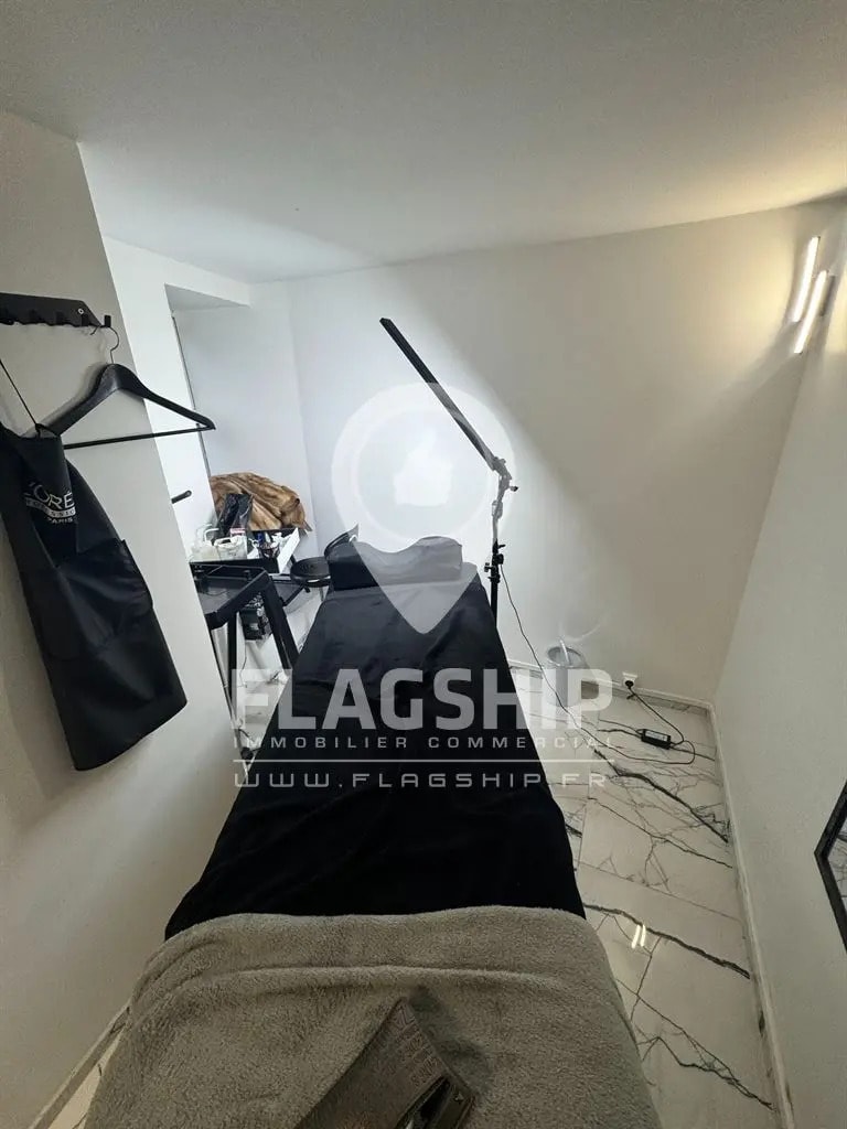 Retail in Paris to rent Interior Photo- Image 1 of 5