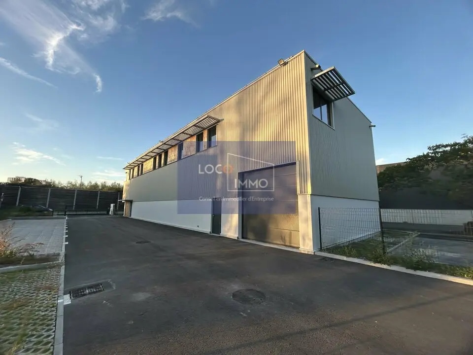 Location Local d'activités 600 m² - Photo 1