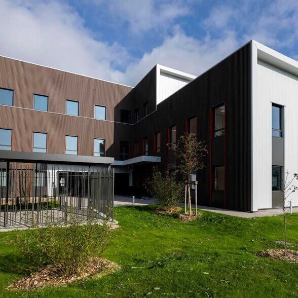 Office in Montluel to rent - Building Photo - Image 3 of 9