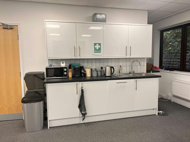 Asheridge Rd, Chesham to rent - Building Photo - Image 2 of 23