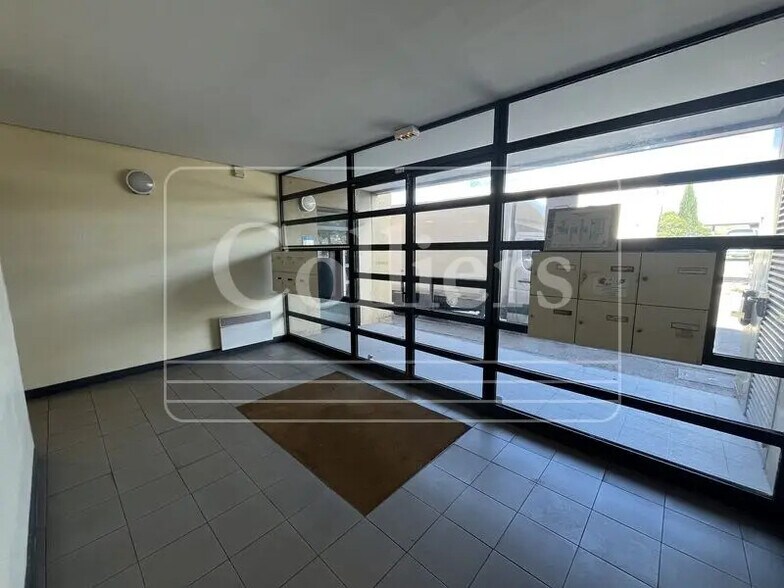 Office in Vitrolles to rent - Building Photo - Image 2 of 6