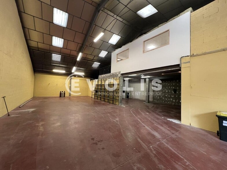 Light Industrial in Vaulx-en-Velin to rent - Interior Photo - Image 2 of 8