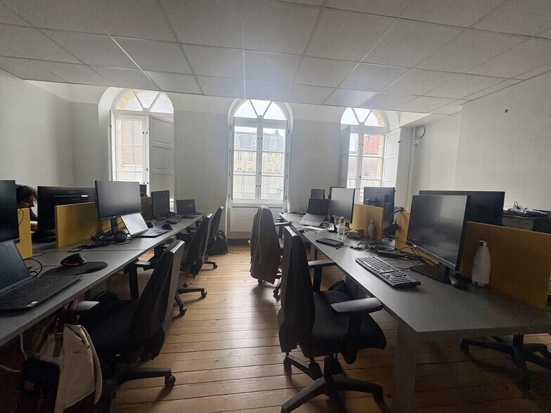Office in Bordeaux to rent - Interior Photo - Image 2 of 16