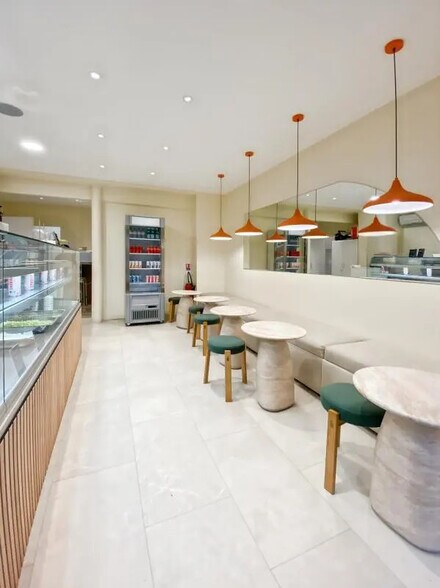 Retail in Paris to rent - Building Photo - Image 1 of 5