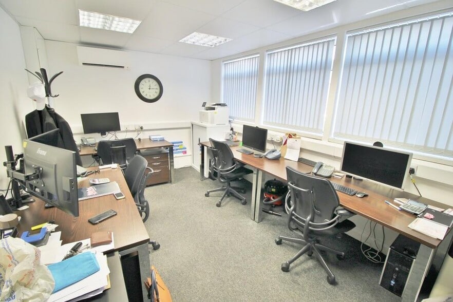 28-30 Fowler Rd, Ilford to rent - Interior Photo - Image 3 of 15