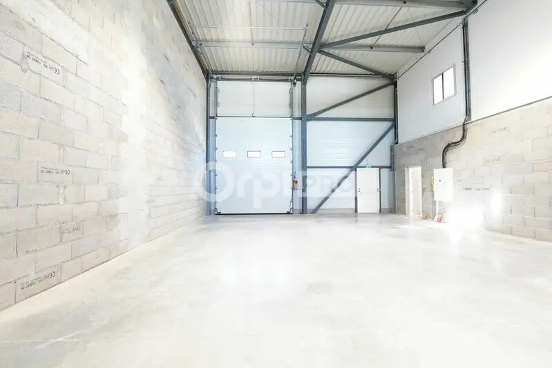 2 Rue Augustin Fresnel, Chassieu to rent - Building Photo - Image 2 of 5