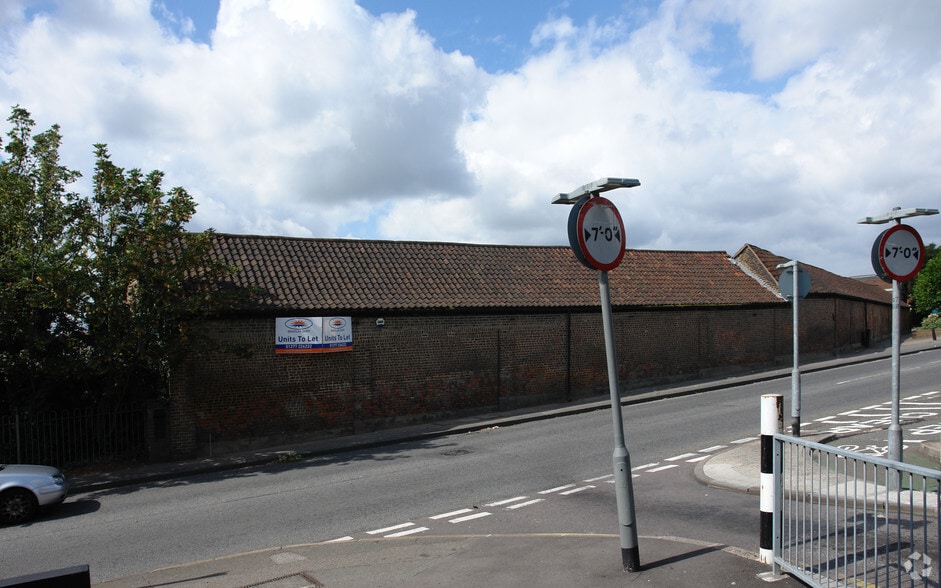 Bourne Rd, Crayford to rent - Building Photo - Image 2 of 4