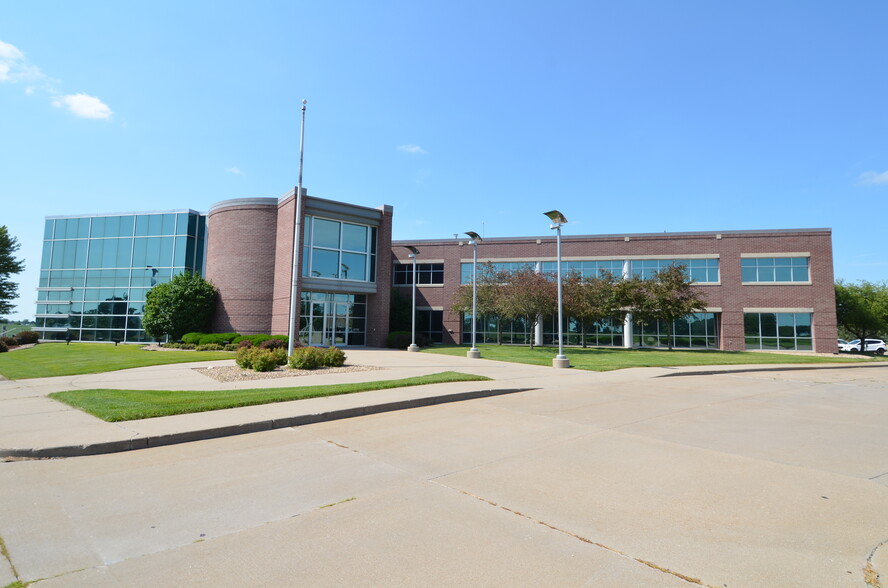 8710 Earhart Ln Sw, Cedar Rapids, IA for rent - Building Photo - Image 3 of 3