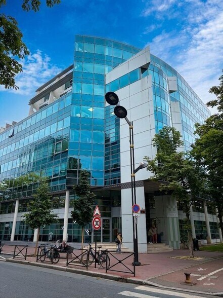 50 Quai Charles Pasqua, Levallois-Perret to rent - Building Photo - Image 1 of 8