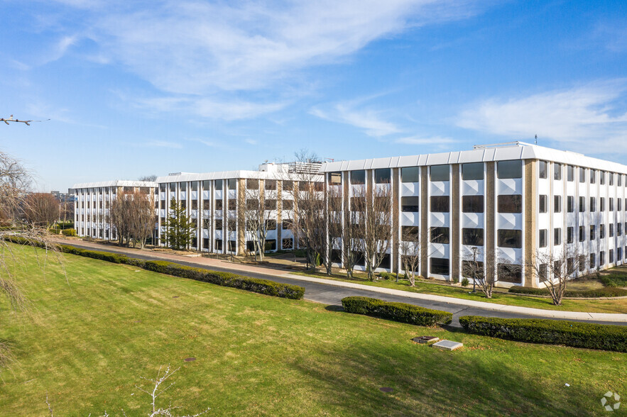 1 Huntington Quadrangle, Melville, NY for rent - Building Photo - Image 2 of 10