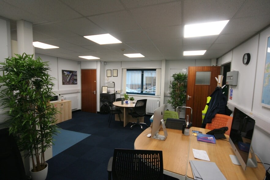 Centurion Way, Warminster to rent - Building Photo - Image 3 of 9