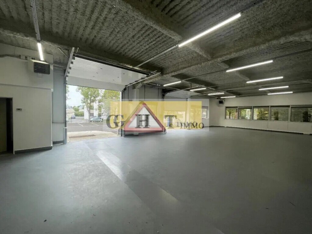 Location Entrepôt 644 m² - Photo 1