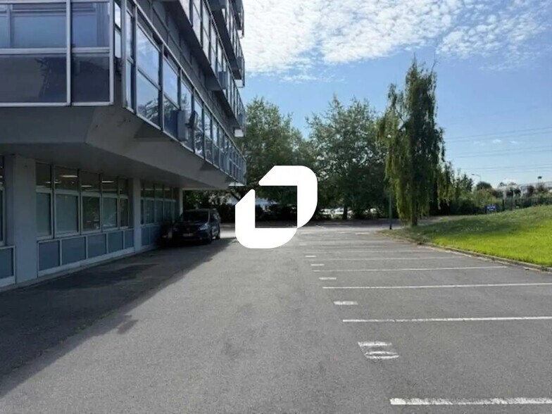 Office in Osny to rent - Building Photo - Image 2 of 16