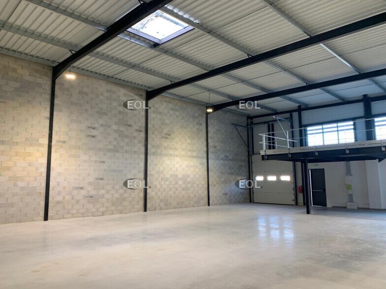 Light Industrial in Signes to rent - Interior Photo - Image 2 of 4