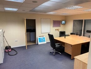 Wendal Rd, Blandford Forum to rent Interior Photo- Image 2 of 4