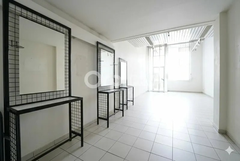 17 Cours Tolstoï, Villeurbanne for sale - Interior Photo - Image 2 of 7