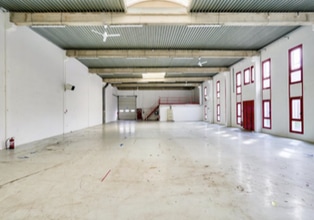 Light Industrial in Éragny to rent Interior Photo- Image 1 of 1