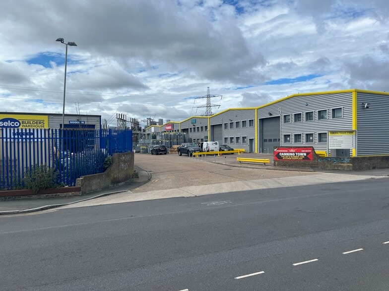 Cody Rd, London to rent - Building Photo - Image 1 of 7