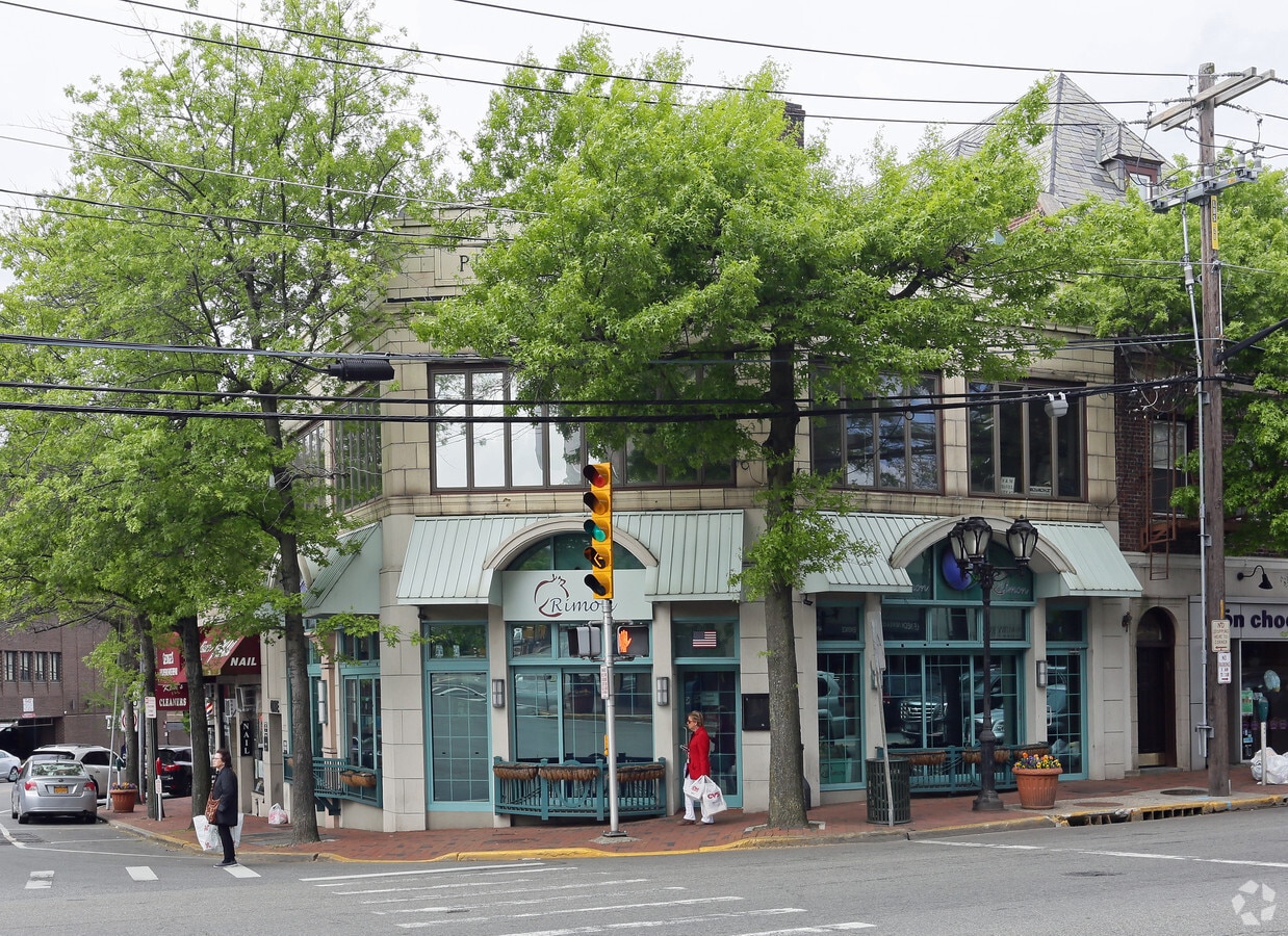 16 Middle Neck Rd, Great Neck, NY 11021 UK