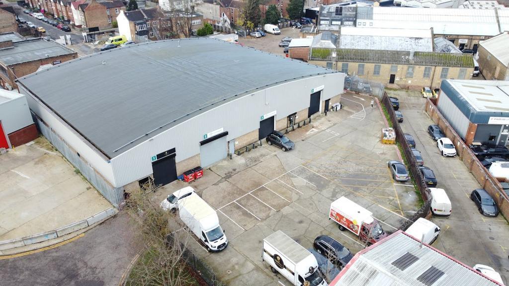 Rosslyn Cres, Harrow to rent Building Photo- Image 1 of 3