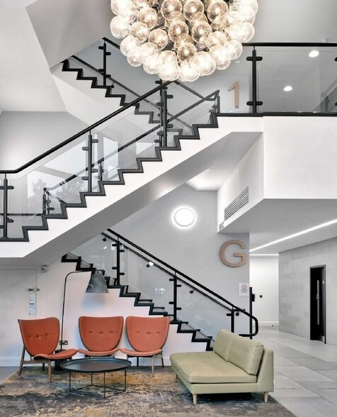 Brighton Rd, Crawley to rent - Building Photo - Image 2 of 4