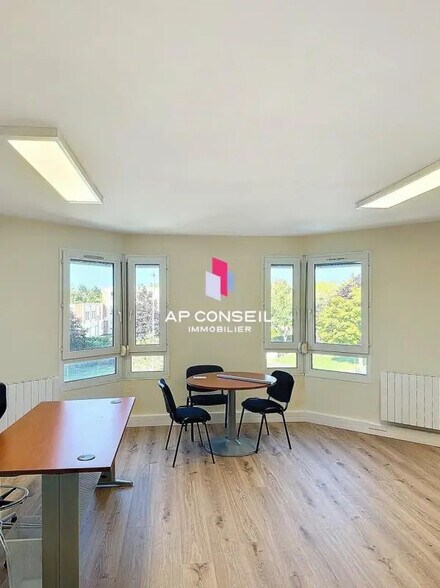 Office in Rambouillet to rent - Interior Photo - Image 3 of 7