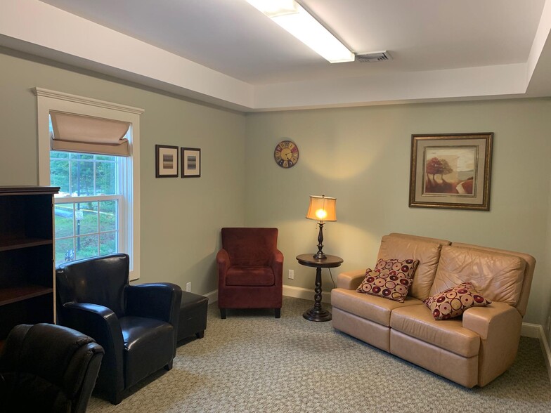 172 Route 101, Bedford, NH for rent - Building Photo - Image 2 of 7