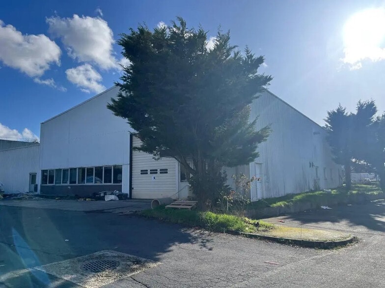 7-11 Rue De L'Equerre, SAINT-OUEN-L'AUMONE to rent - Building Photo - Image 3 of 11