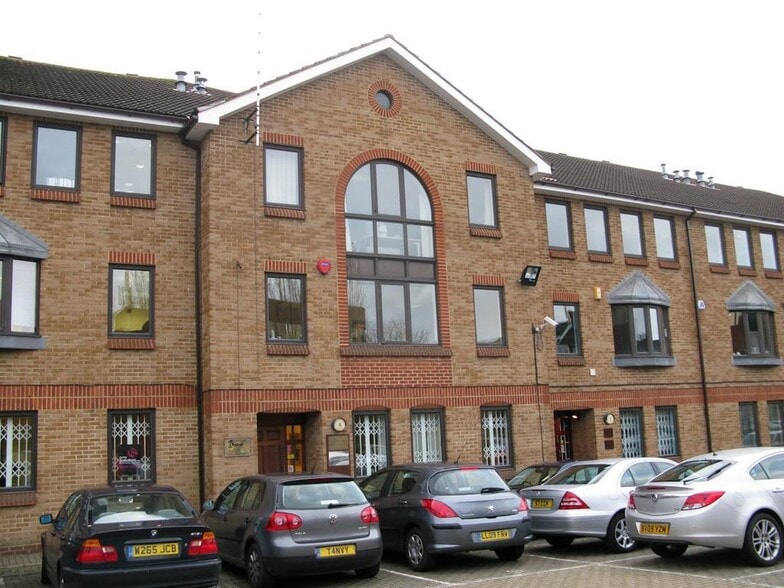 58 Station Rd, Harrow to rent - Building Photo - Image 2 of 21