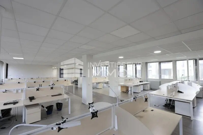 Office in Boissy-Saint-Léger to rent - Building Photo - Image 2 of 7