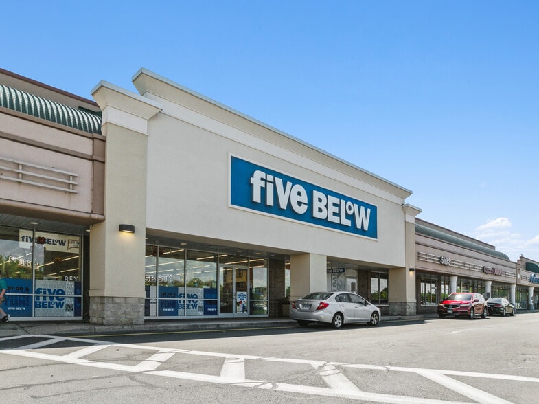 271-421 Cottage Grove Rd, Bloomfield, CT to rent - Building Photo - Image 3 of 17