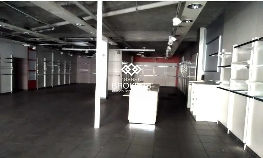 Location Commerce 220 m² - Photo 1