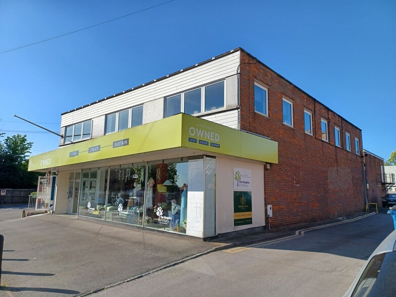23 Woodside Rd, Amersham to rent - Building Photo - Image 2 of 3