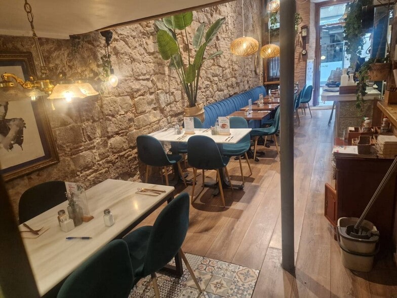 Retail in Barcelona, Barcelona to rent - Interior Photo - Image 2 of 3