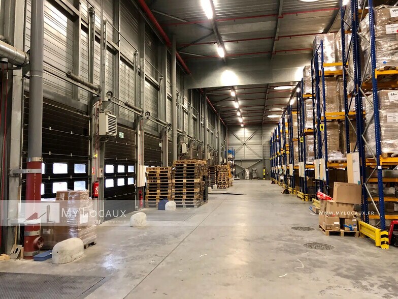 Route Principale Du Port, Gennevilliers to rent - Interior Photo - Image 3 of 4