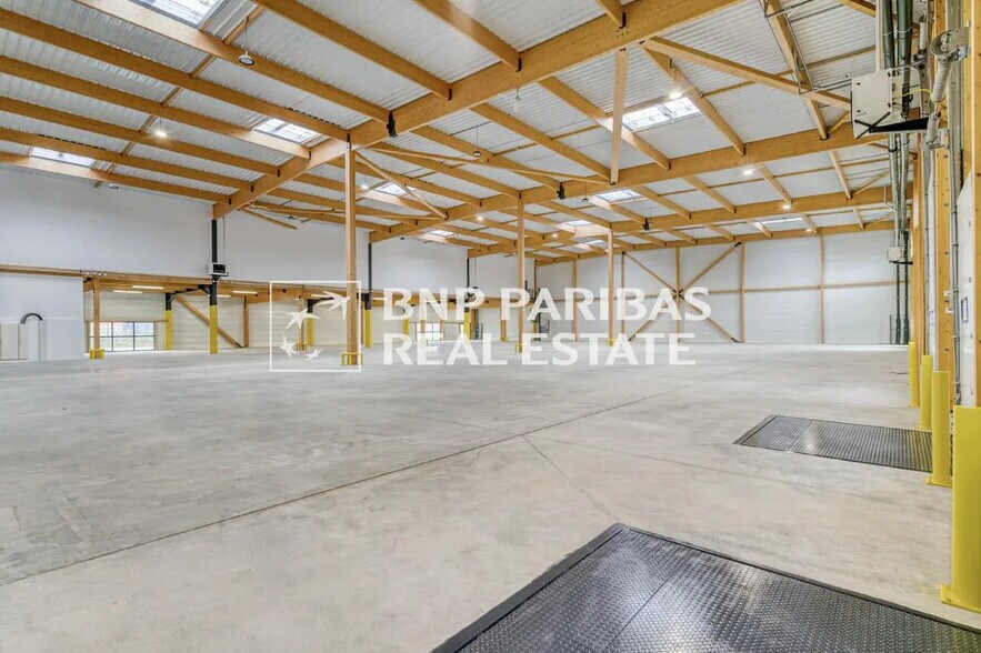 Light Industrial in Louvres to rent - Building Photo - Image 2 of 16