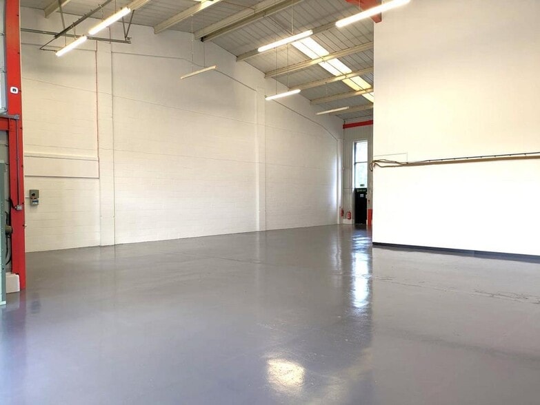 Walnut Tree Clos, Guildford to rent - Building Photo - Image 3 of 6