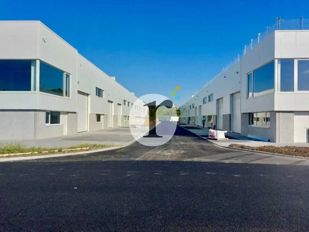 Vente Local d'activités 171 m² à 3 223 m² - Photo 1
