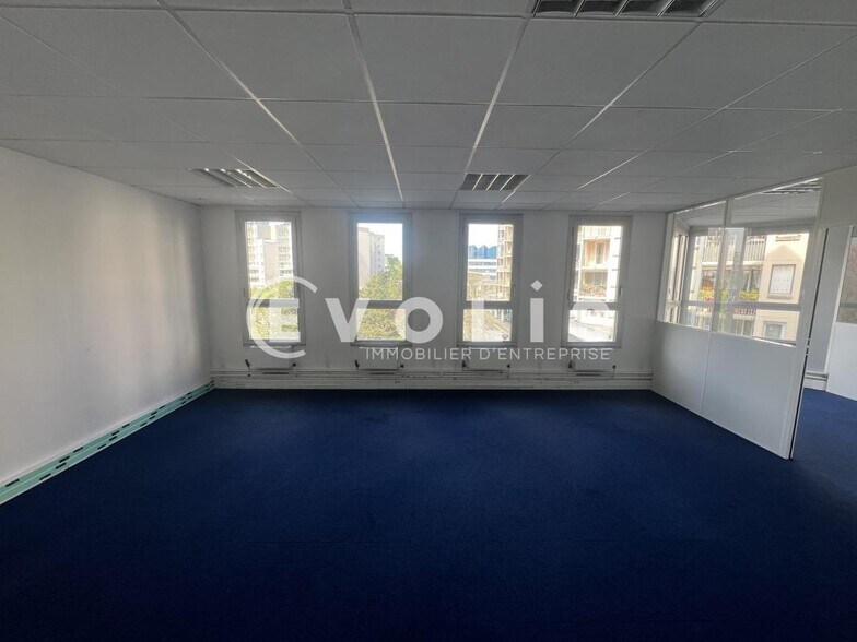 Office in Noisy-le-Grand to rent - Interior Photo - Image 2 of 8