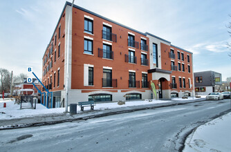 450-460 Rue Saint-Charles O, Longueuil, QC for rent Building Photo- Image 1 of 6