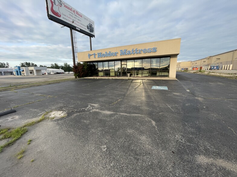 1830 S Reed Rd, Kokomo, IN for rent - Primary Photo - Image 3 of 9