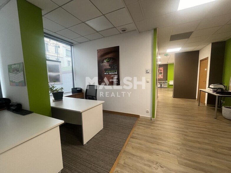 Retail in Lyon to rent - Interior Photo - Image 2 of 4