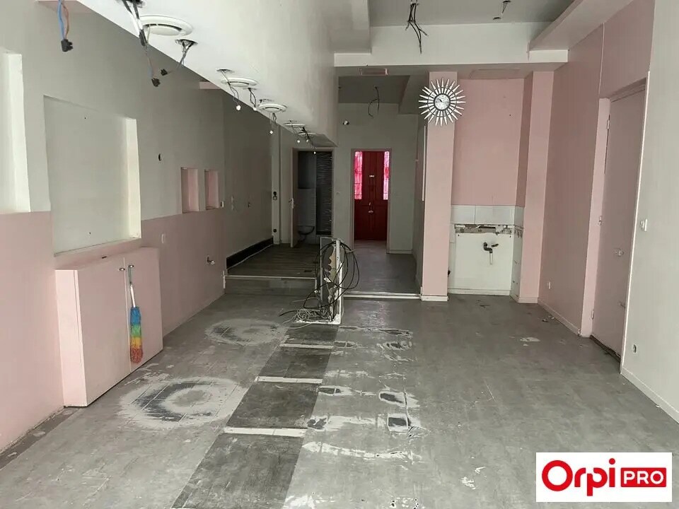 Retail in Villeurbanne to rent Interior Photo- Image 1 of 5