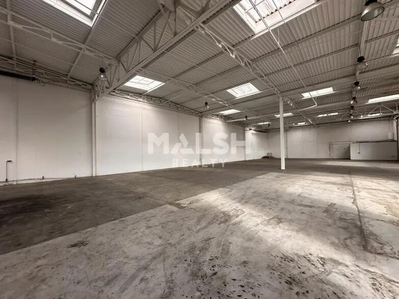Light Industrial in Saint-Priest to rent - Interior Photo - Image 3 of 5