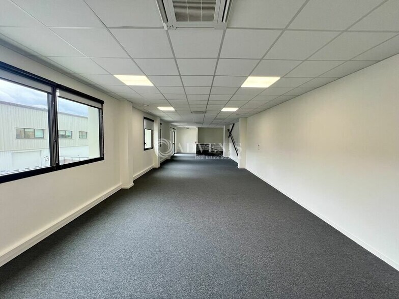 23 Rue Des Beaux Soleils, Osny to rent - Building Photo - Image 3 of 12