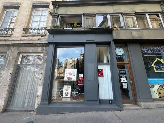 Retail in Lyon to rent Building Photo- Image 1 of 7