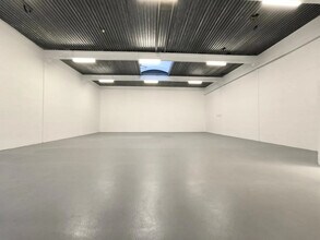 Light Industrial in Éragny to rent Interior Photo- Image 2 of 2