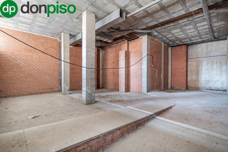 Retail in Granada for sale - Interior Photo - Image 2 of 11
